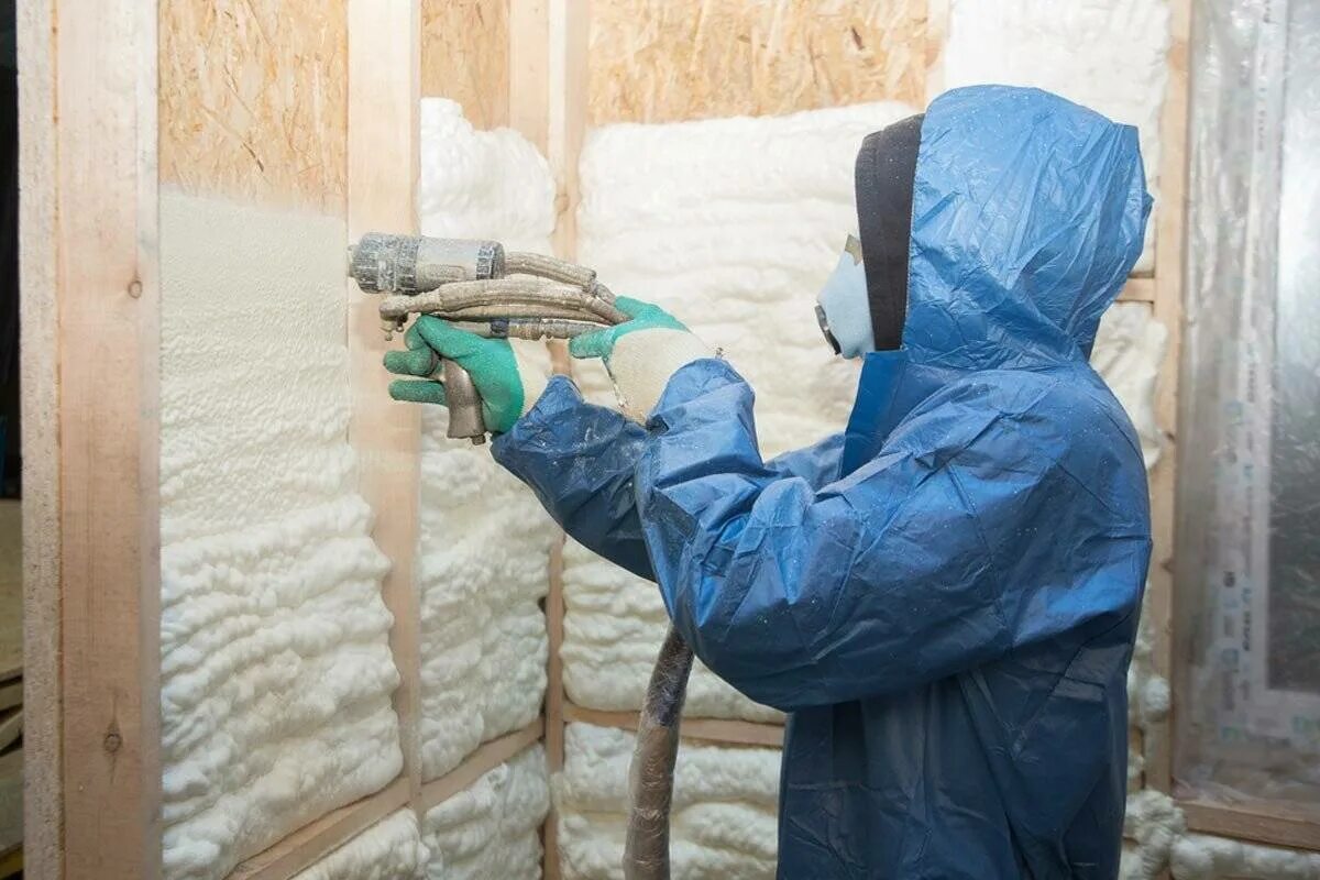 Утепление стен дома пеной. Напыляемая теплоизоляция ППУ. Spray Foaming Insulation. Пенополиуретановый утеплитель для стен. Пенополиуретановая теплоизоляция для стен.