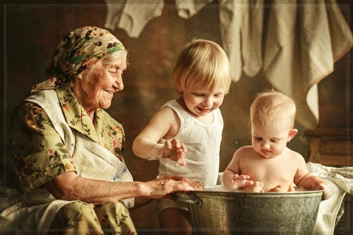 Отправлять ли ребенка к бабушке. Бабушка с внуками фотосессия. Отправлять ли ребенка к бабушке. Мама отдыхает. Картинка к бабушке возить сплошная утечка информации.