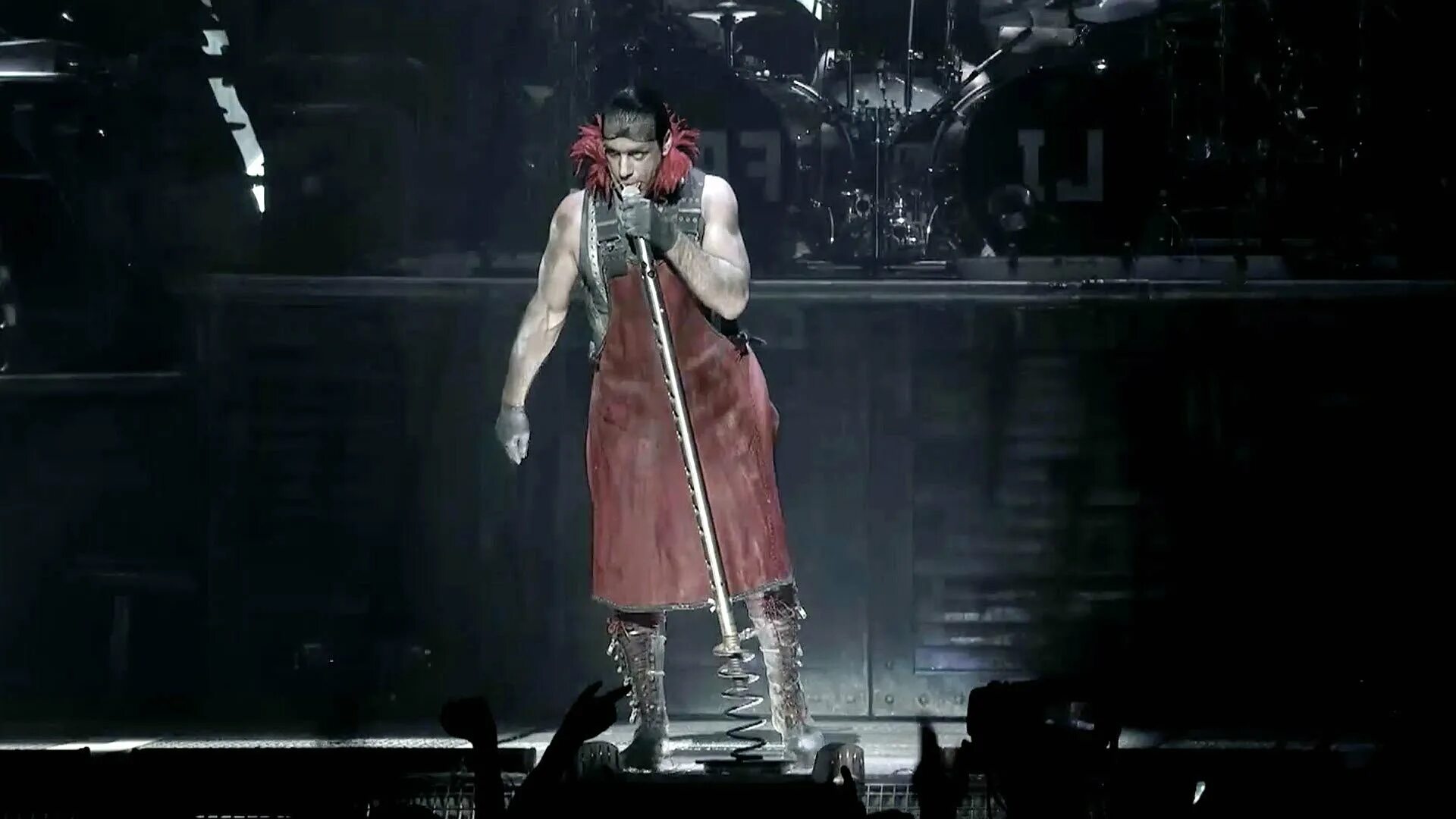 Рамштайн 18. Тилль Линдеманн. Till Lindemann 2010. Тилль Линдеманн 2010 Madison Square Garden. Тилль Линдеманн Rammstein 1995.