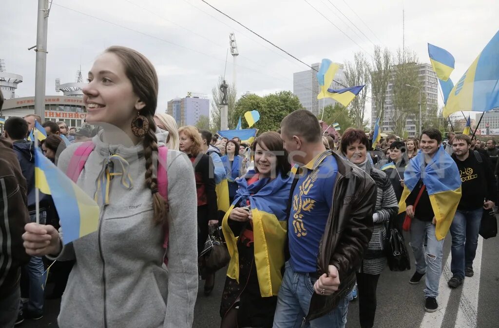 21 апреля 2014 г. Проукраинский митинг в донецке 2014. проукраинский митинг в донецке. проукраинский митинг на донбассе. проукраинские митинги в донецке в 2014.