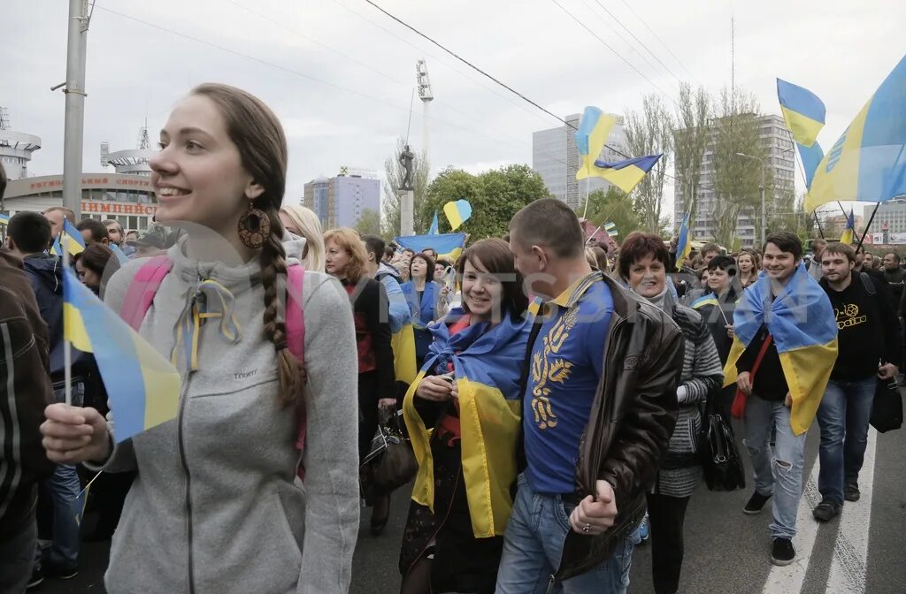 Проукраинский митинг в Донецке 2014. Проукраинский митинг в Донецке. Проукраинский митинг на Донбассе. Проукраинские митинги в Донецке в 2014.