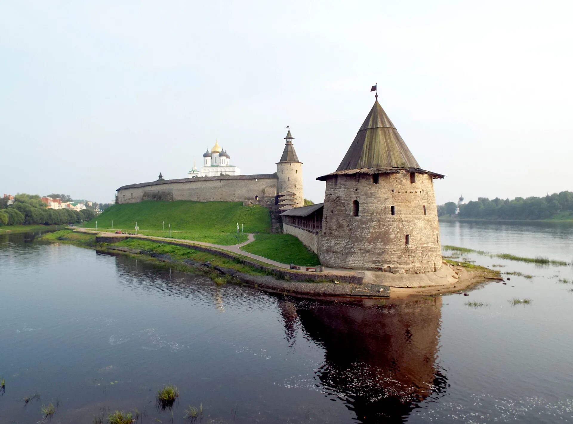 Псков прогноз на 3 дня. Плоская башня псков. псковский кремль башни. псков плоская башня кром. псков кремль плоская башня.