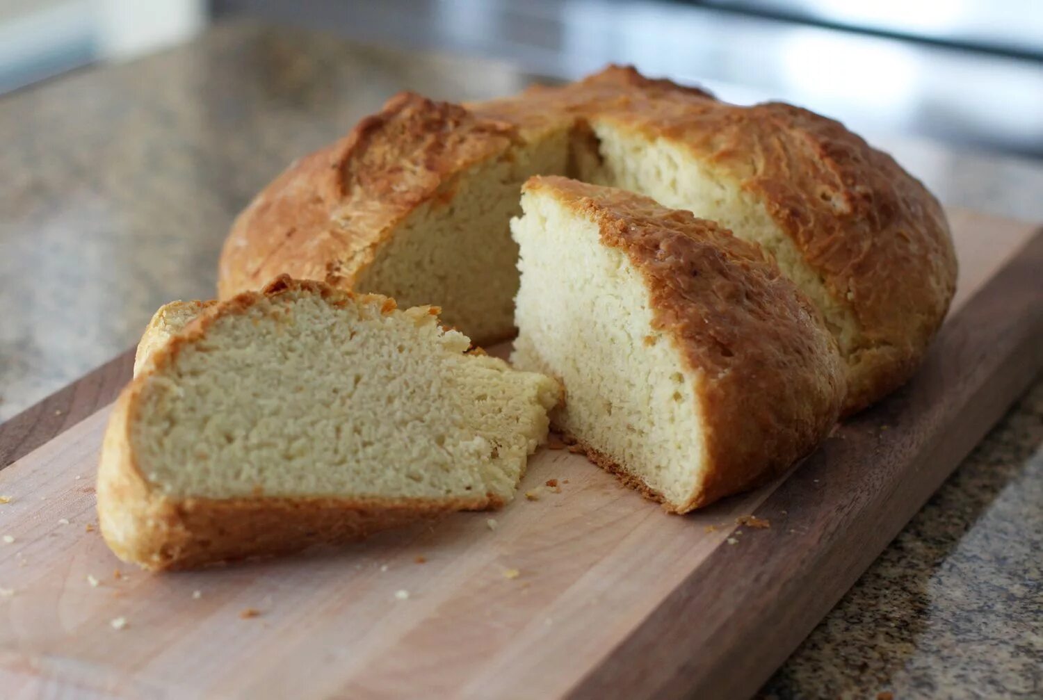 Ирландский хлеб с маслом. Содовый хлеб. Ирландский хлеб на соде. Ирландский хлеб. Хлеб на соде в духовке.