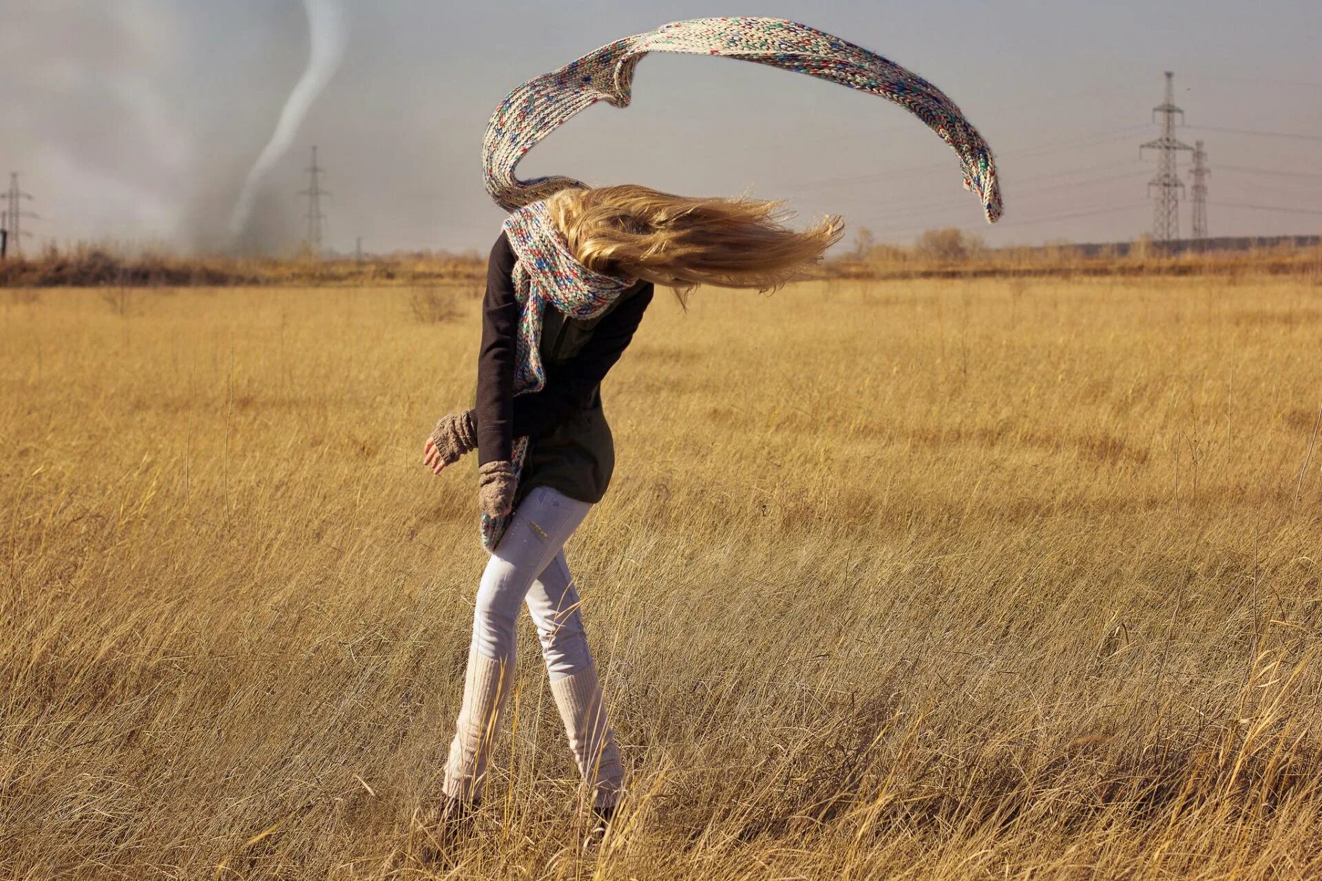 Ветреная девушка. Девушка и сильный ветер. Человек ветер. Сильный ветер. Запутался ветер