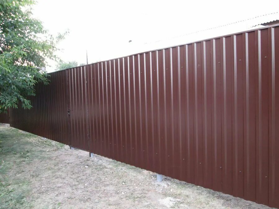 Какой профнастил выбрать для забора. Профнастил с17. Забор из профлиста коричневый. Профнастил заборный мп10. Красивый забор из профнастила.
