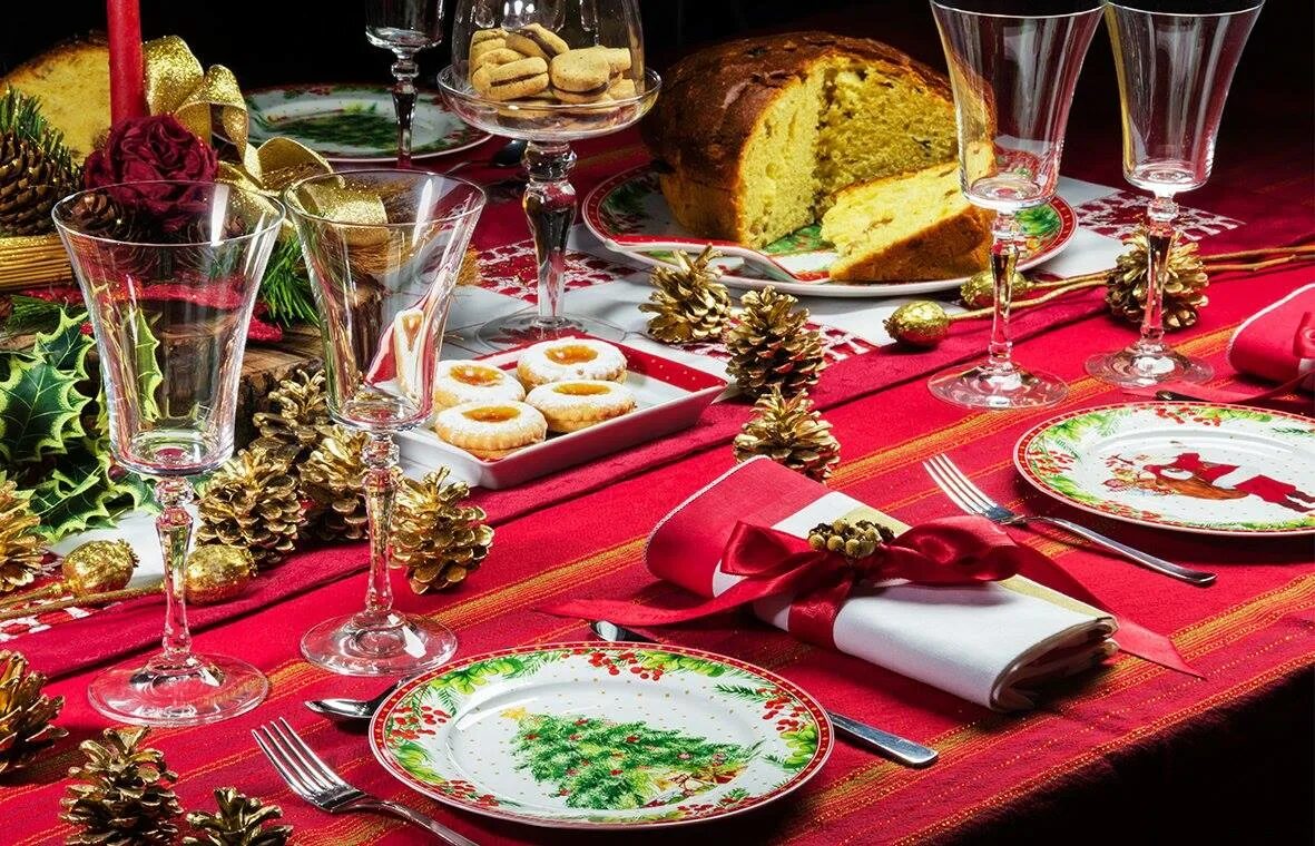 Греческий праздничный стол. Новогодний стол. Новогодний стол блюда. Стол на новый год. Сервировка новогоднего стола с блюдами.