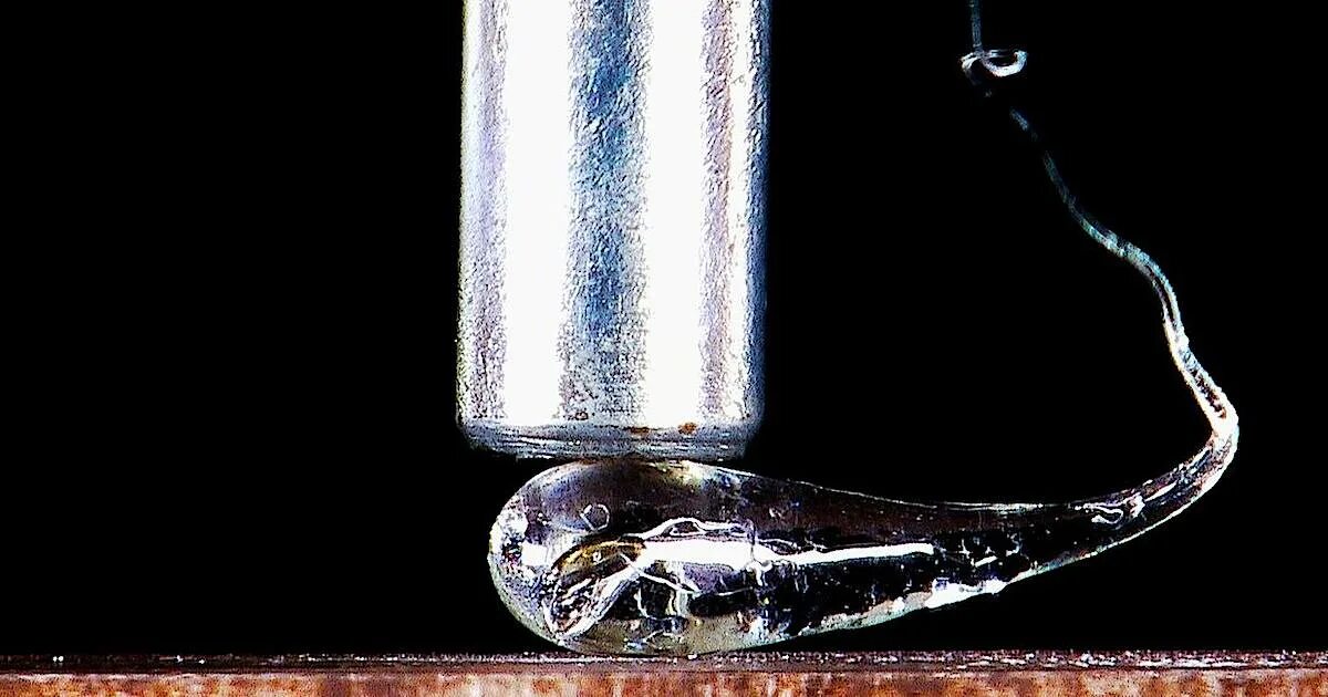 Слеза принца руперта. Стеклянная капля принца руперта. Стеклянная капля принца руперта. Стекло капля принца руперта. Капля стекла принца руперта.