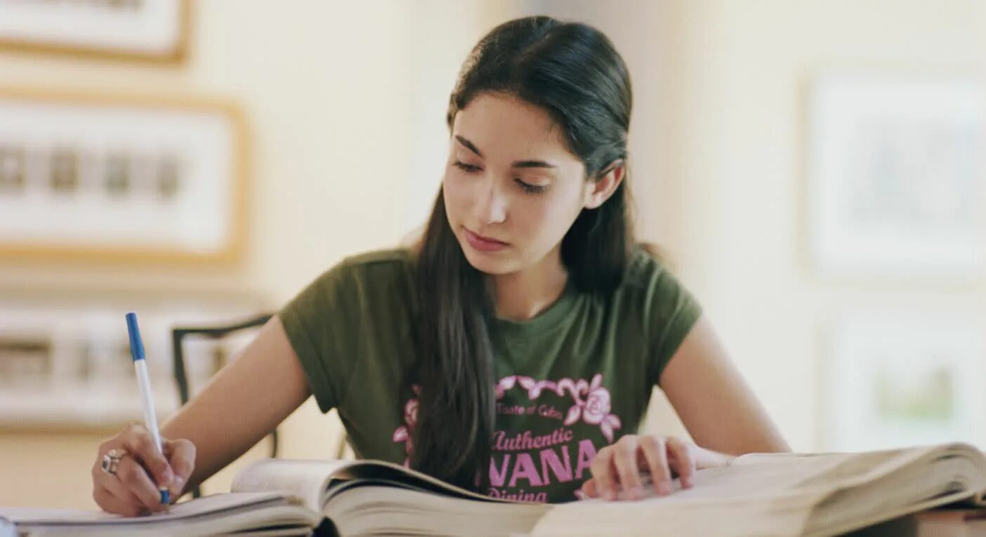 Девочка делает уроки. Рисунок делание домашнего задания. Домашнее задание иллюстрация. Ребенок делает уроки. Девушка делает домашнее задание.