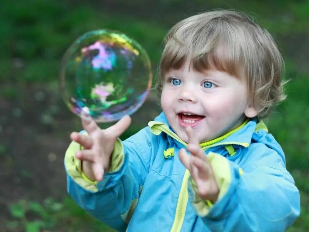 Воспитывать любознательность. Ребенок познает мир. Дети радость. Любопытный ребенок. Дети и мыльные пузыри.