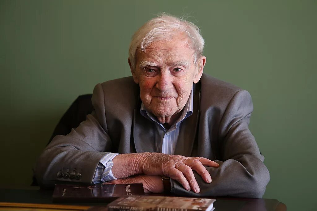 станислав олефир писатель. даниил гранин. корней иванова чуковский. анатолий рыбаков портрет. писатель за работой.