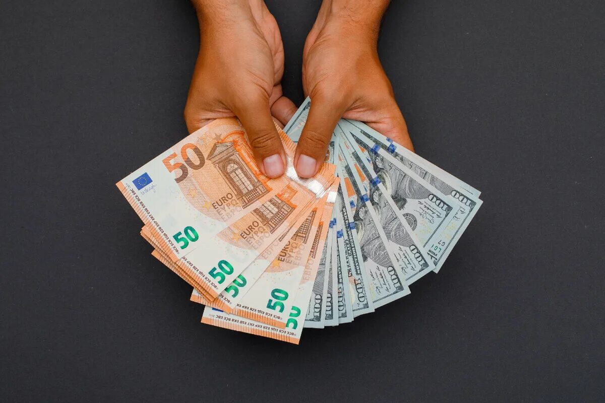 Обмен евро на доллары. Доллар и евро. Евро валюта. Евро в рубли. Серые деньги.