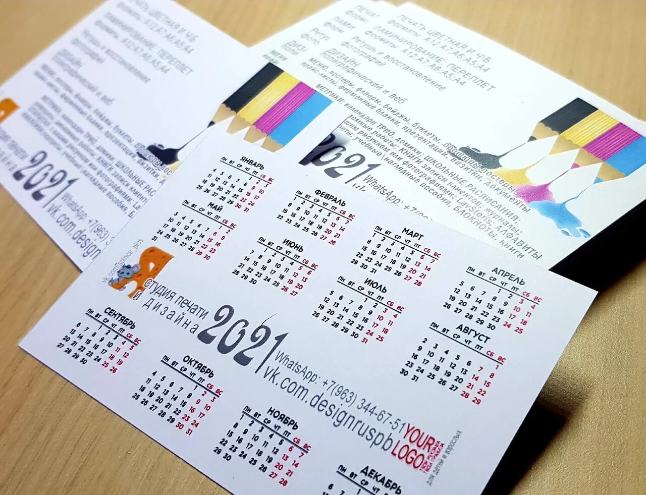 Визитка календарик. Настольный календарь визитка. Календарь на обратной стороне визитки. Календарь визитка
