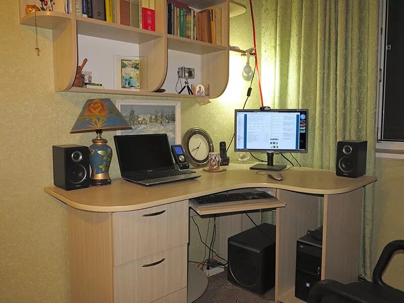 Самое любимое и уютное место в твоем доме. Удобное рабочее место. Уютный уголок для чтения. Самое уютное место в доме. Книжные полки в интерьере.