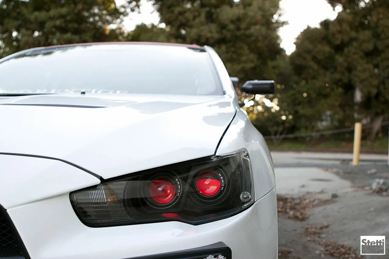 Глазки авто. Mitsubishi Lancer 10 Demon Eyes. Митсубиси Лансер 10 Дьявольские глазки. Ангельские глазки Лансер 10. Лансер 10 с красными фарами.