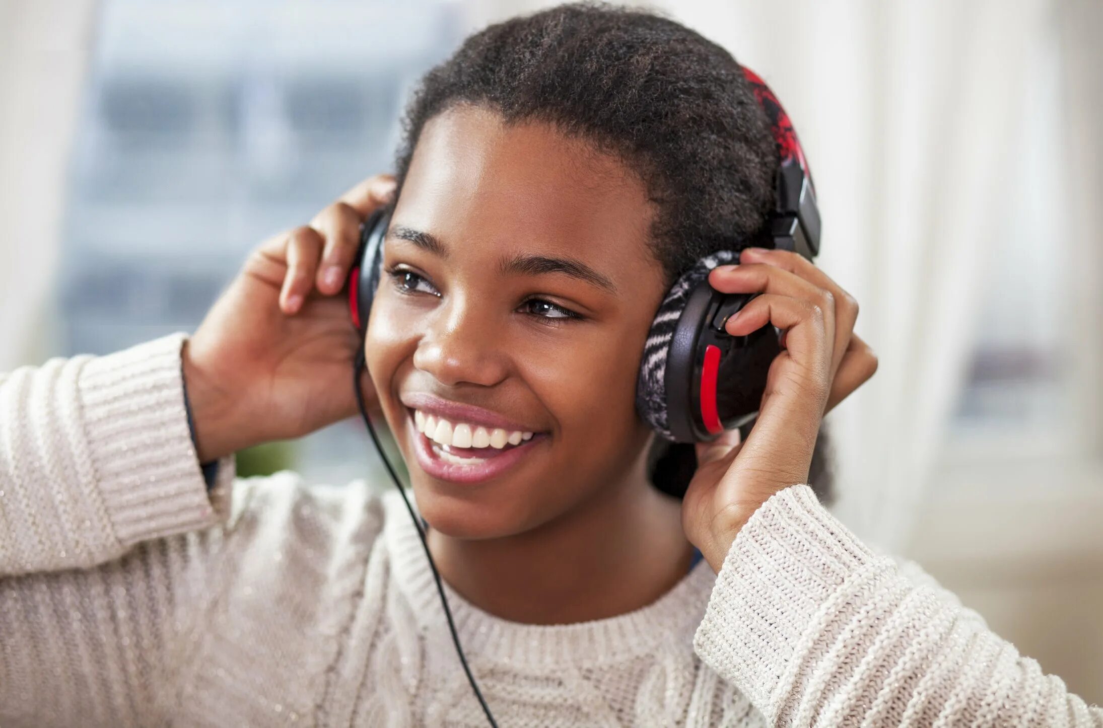 Музыка стоковые фото. Listen to the Music. Teen Listening Music. A girl Listening to Music on Headphones.