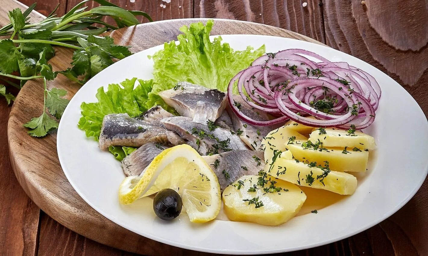 Сельдь по русски. Селедочка с картошечкой и лучком. селедочка с лучком. сельдь к картошечке. сельдь с картофелем.