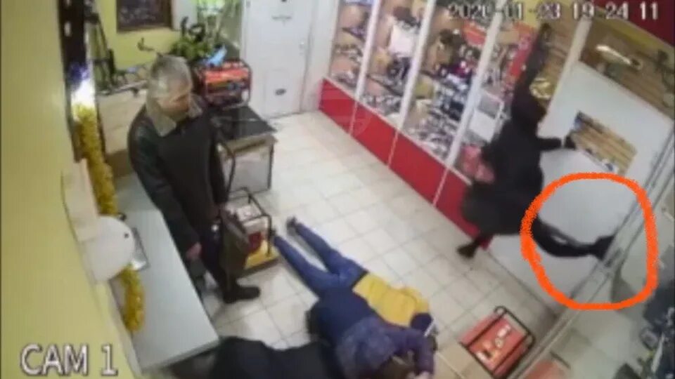 Воровки в подсобке