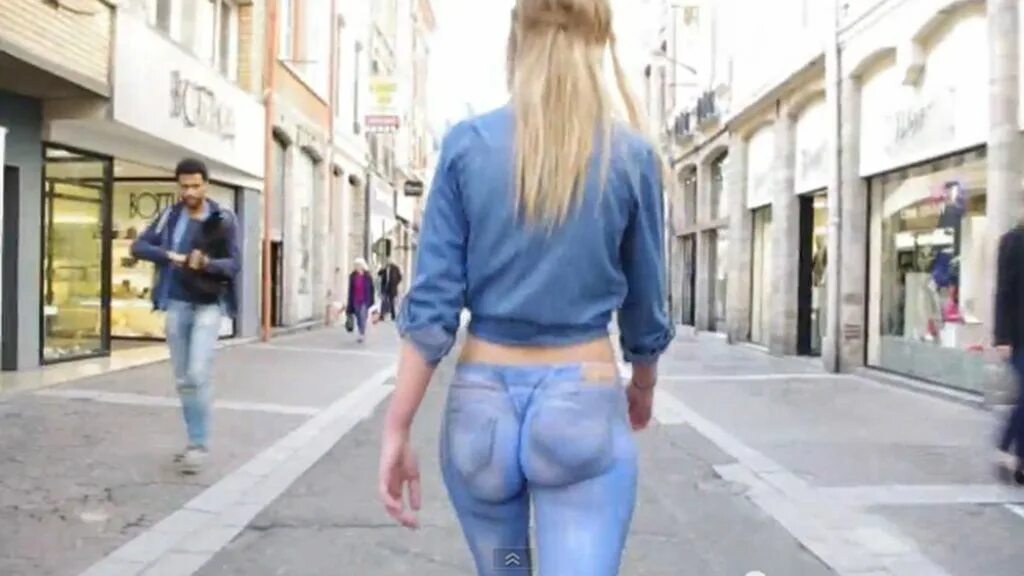 Дженни смит в штанах. Кожаные легинсы без трусиков. Девушка ходит в нарисованных джинсах. Хожу с пробкой форум. Девушки с пробкой на улице.