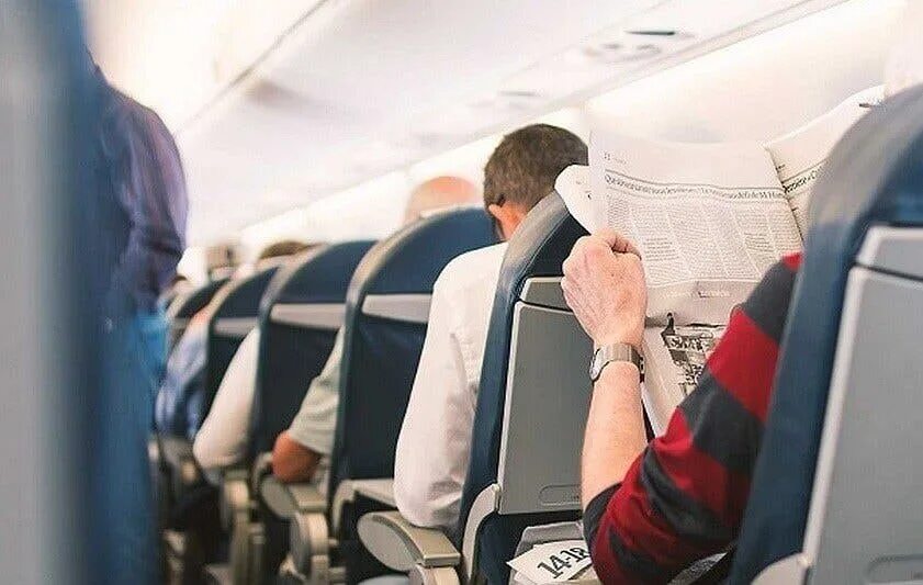 Самолет. Сиденья дочь флагман 4u. Подлокотник в самолете. Кресло "самолет". Люди на борту самолета.