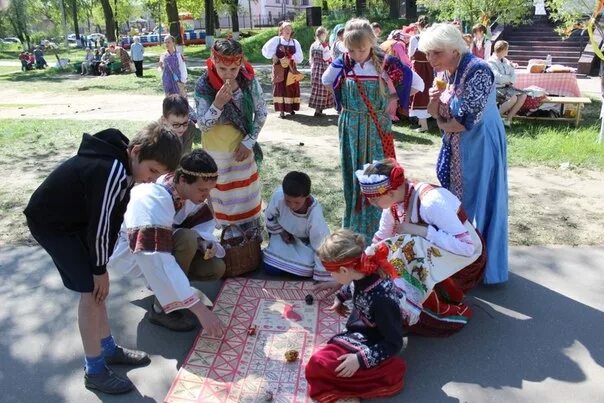 Игры на красную горку. Красная горка праздник русские народные. С днем красной горки. Красная горка пасха. Красная горка стол.