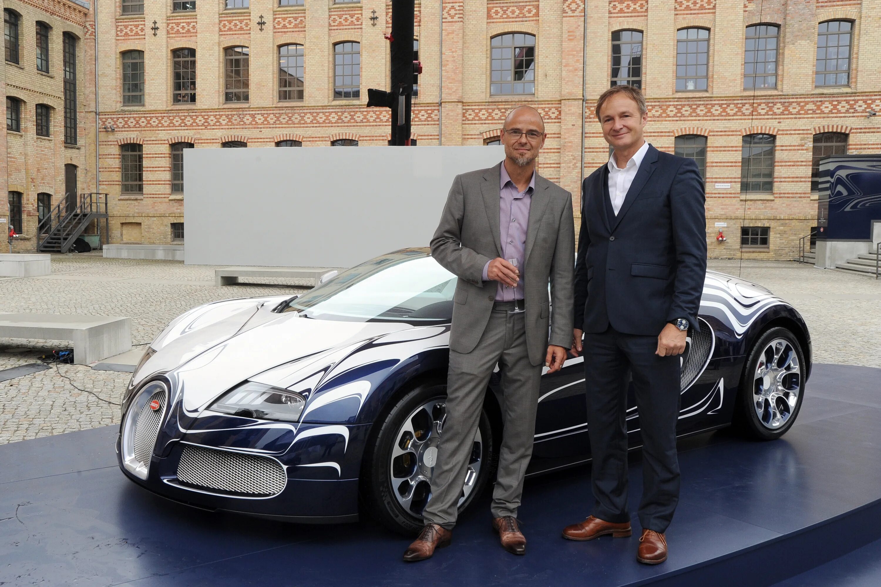 Мурад 676. Владелец бугатти. Владелец бугатти. Бугатти ла ноир. Владелец бугатти.