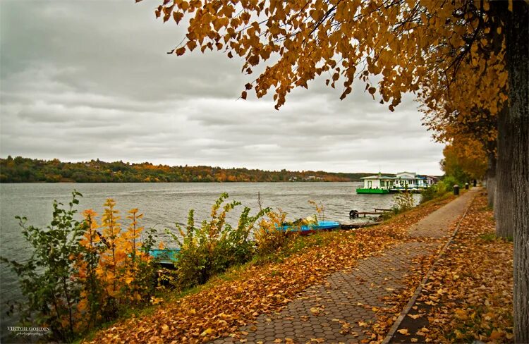 Кострома плес иваново. Набережная Плеса Ивановская область. Осенний плёс Ивановская область. Осенний Плес Кострома. Плес Кострома осень.