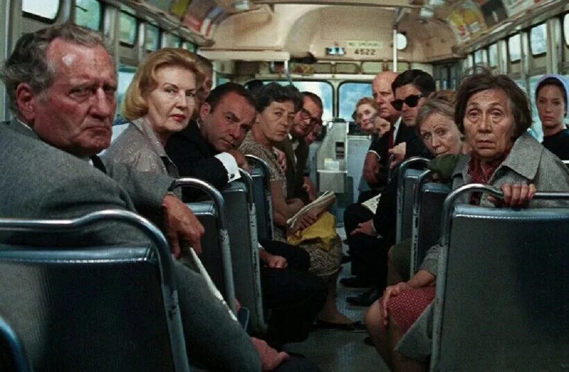 Что нужно делать в автобусе. Пассажиры в автобусе. люди в автобусе. автобус. женщина в автобусе.