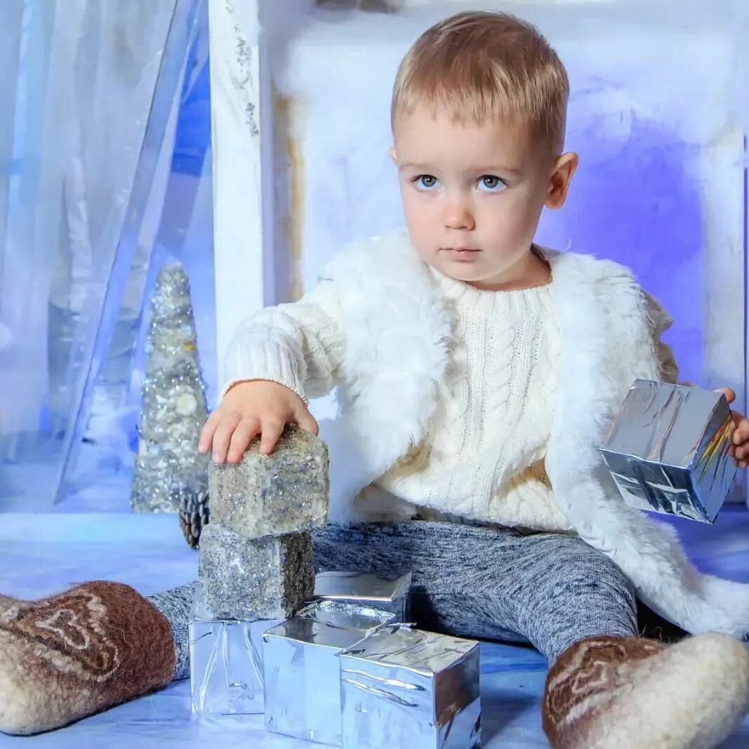 Люди ждут новый год. Новогоднее чудо дети. Новогоднее чудо дети. Как дети ждут новый год. Новогоднее чудо дети.