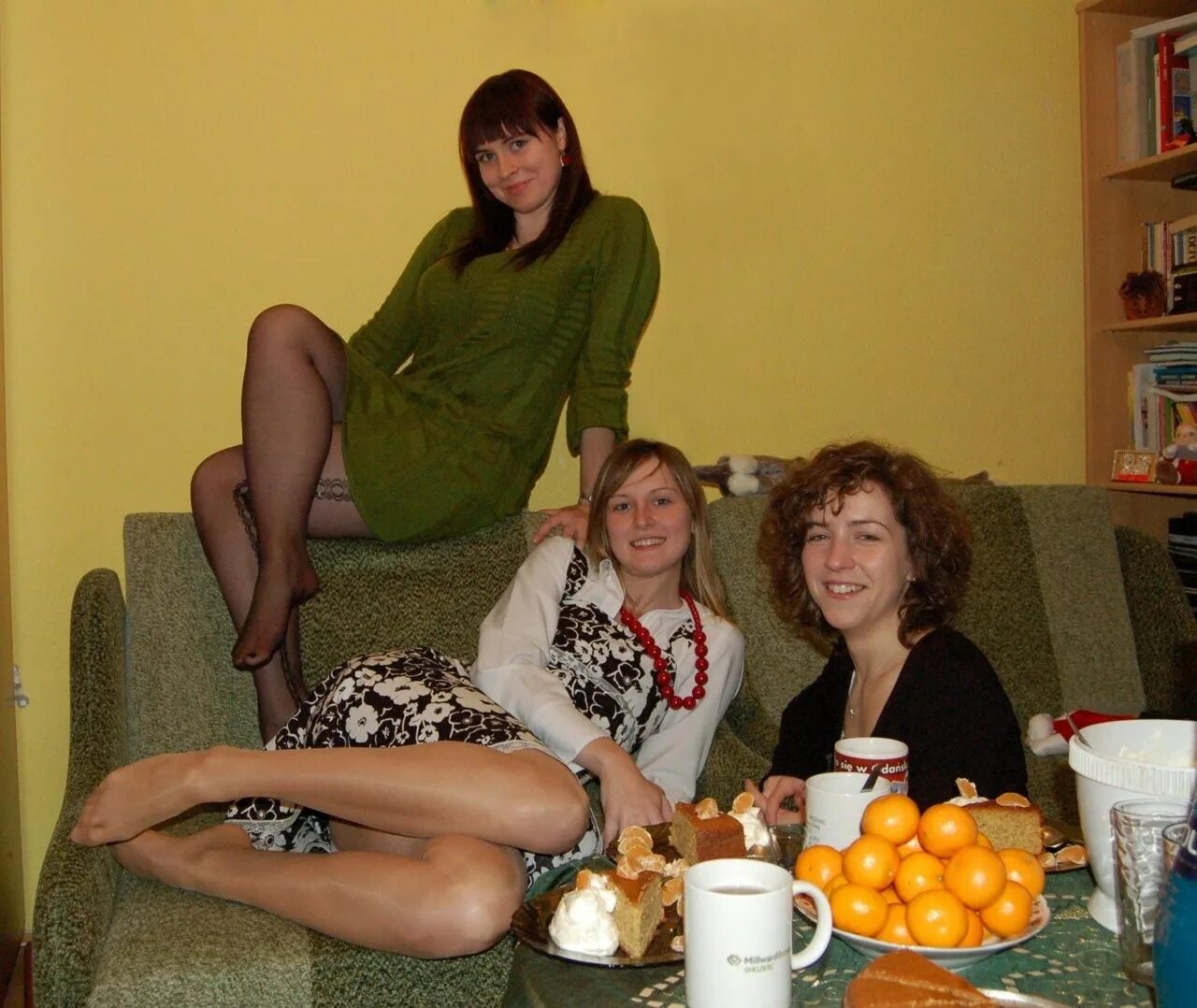 Русские жены в тройничке. Взрослые подружки домашние. Подруга жении. Дочь домашнее.