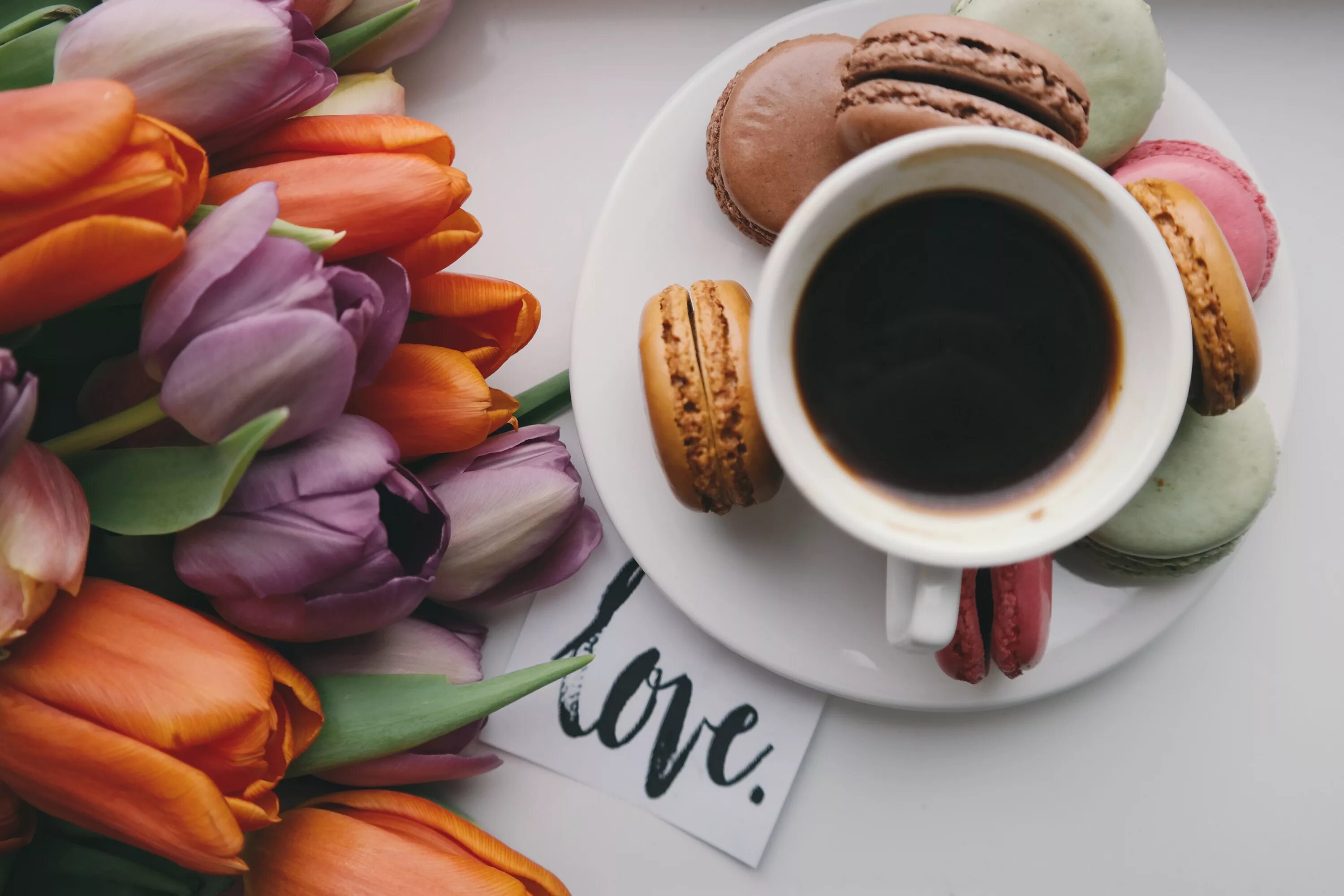 Картинка доброе утро с кофе и цветами. Кофе и цветы. Кофе с цветами. Утро кофе цветы. Кофе и сладости.