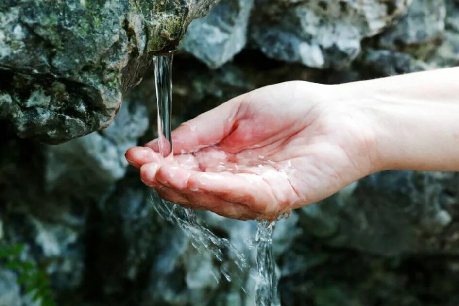 Источник воды. Пресная вода. Родниковая вода. Питьевые подземные воды.