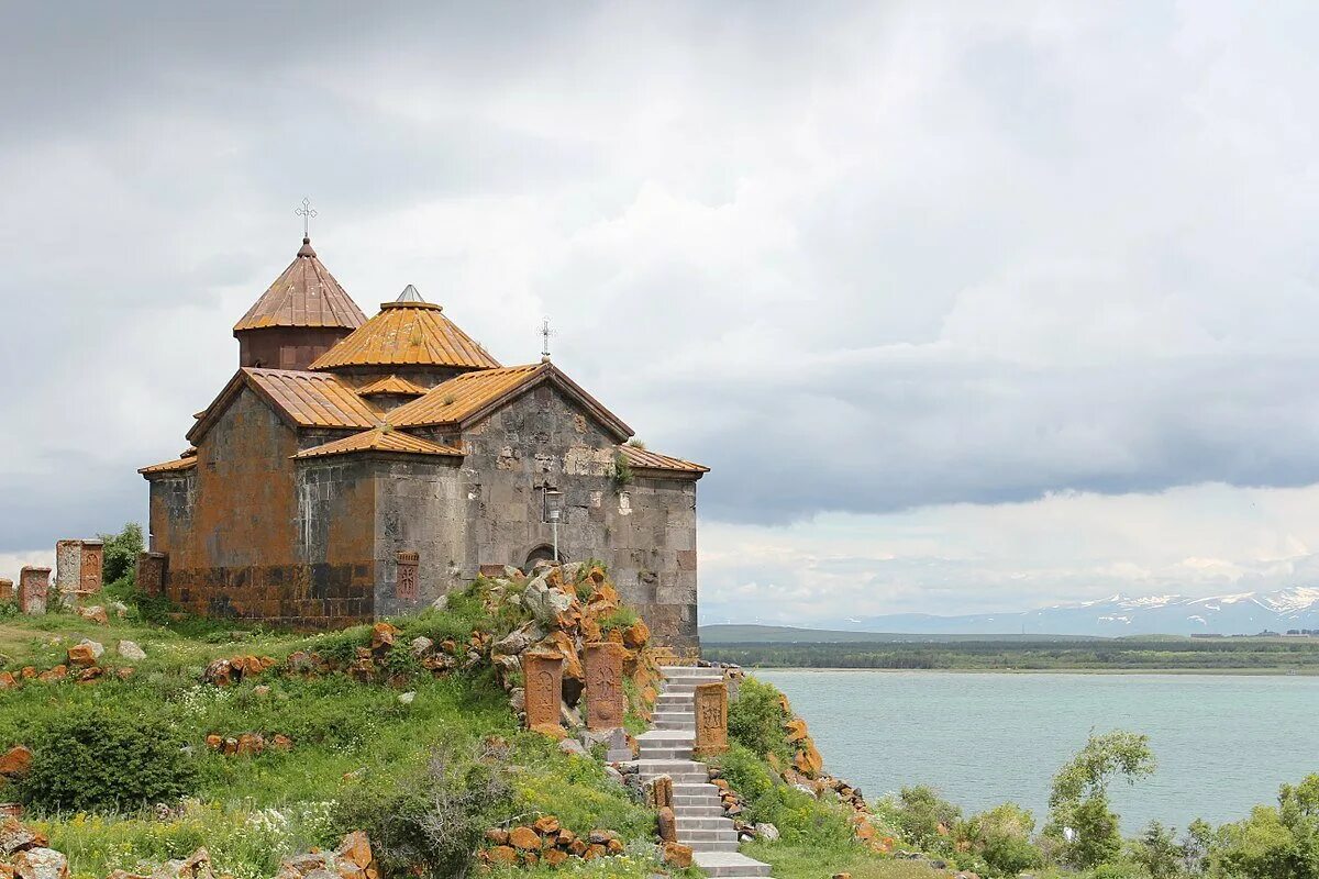 Кредит севан. Айраванк монастырь Армения. Айриванк монастырь Севан. Монастырь Айраванк Гехаркуникская область. Озеро Севан Айраванк.