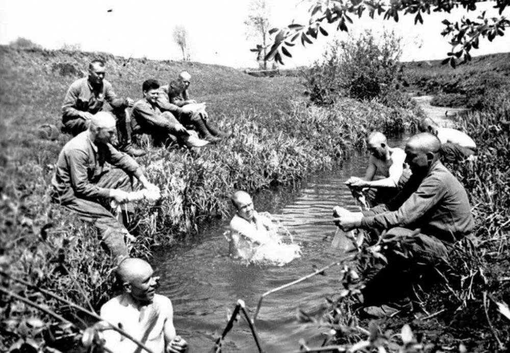 Быт великой отечественной. ВОВ 1941-1945 быт солдат. Бойцы красной армии 1941-1945 в грязи. Полевые лагеря РККА 1941. Немецкие солдаты моются 1940.