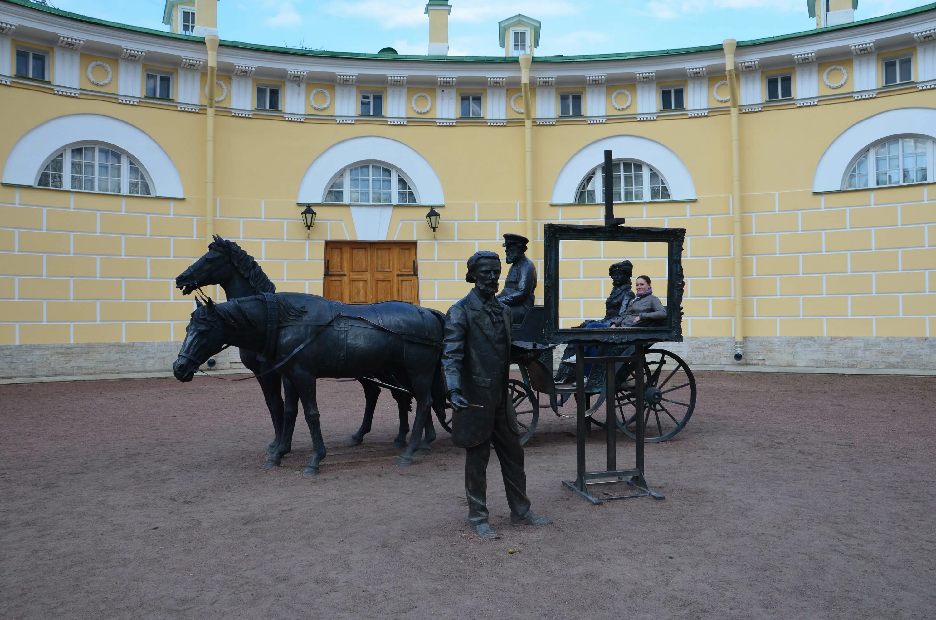 Каретный павильон царском селе. Здание пушкина 1 55. Дежурная конюшня в царском. Дежурная конюшня в царском. Придворный экипаж в царском селе.