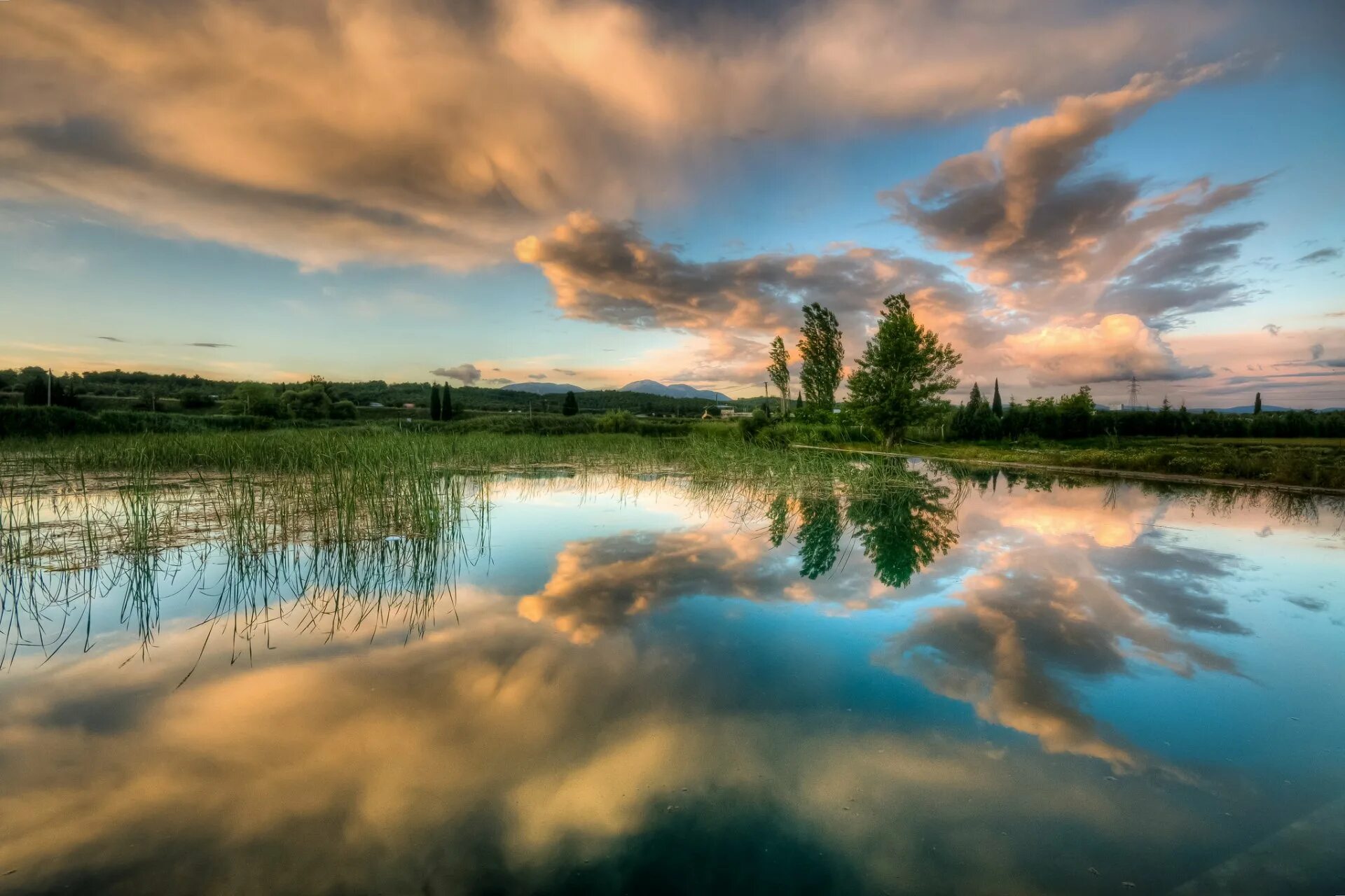 Отражение текста в воде. Отражение в воде. Природа. Красивые пейзажи с водой. Отражение природы в воде.