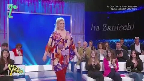 Prendi questa blusa (Caustica). Iva - Striscia la notizia