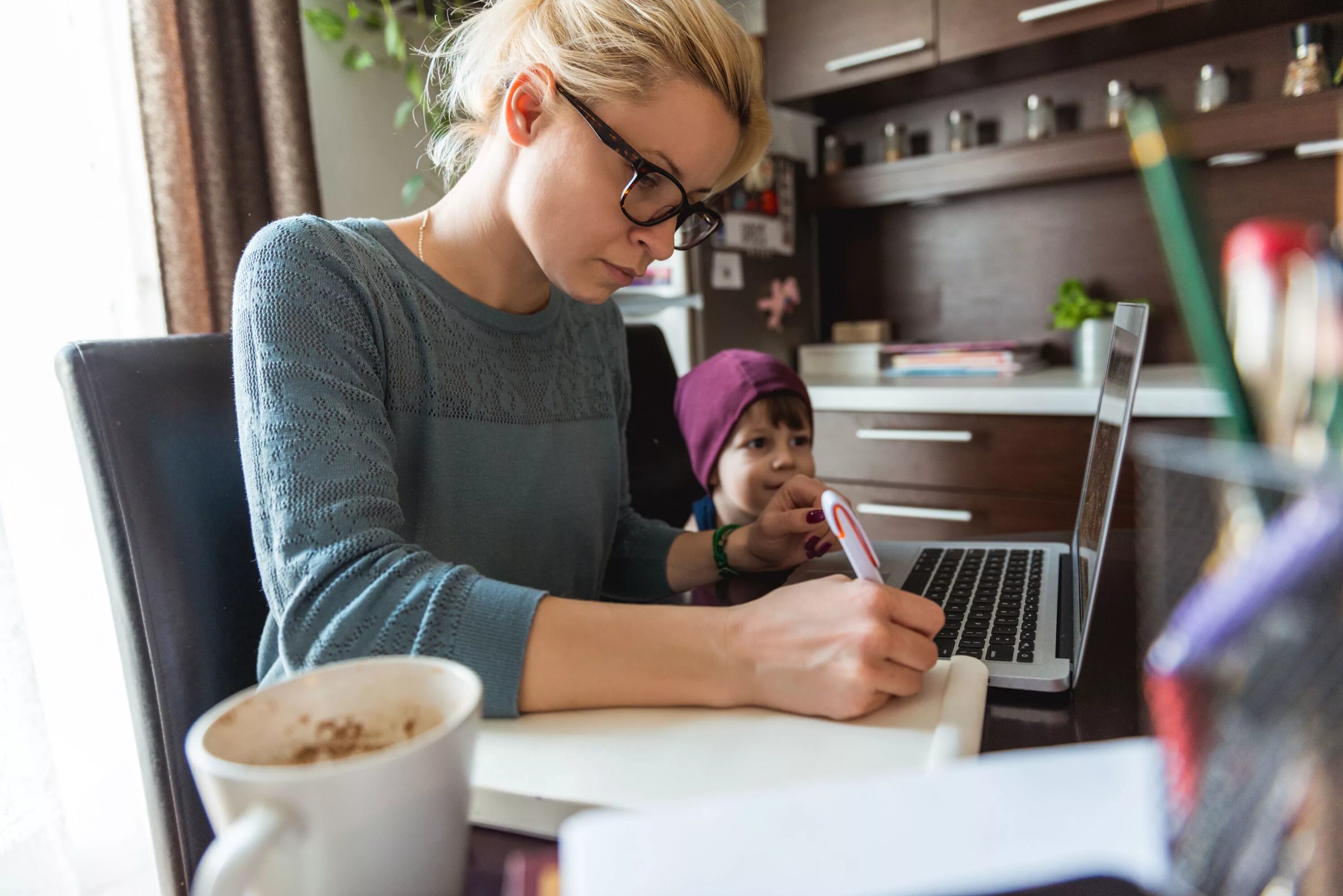 When you work at home. Копирайтер в декрете. Мама в декрете. Копирайтер ребенок. Мам это для учебы.