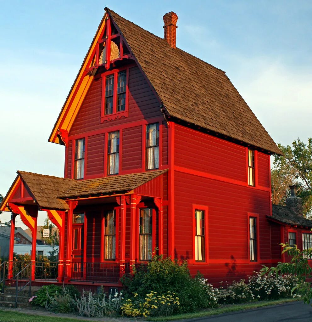 Домики красного цвета. Фалунский красный Тиккурила. Красный дом. Красный фасад дома. Фасады домов красного цвета.