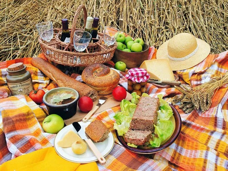 Что из продуктов можно взять. Пикник на природе. Праздничный стол на природе. Еда на пикник. Блюда для пикника на природе.