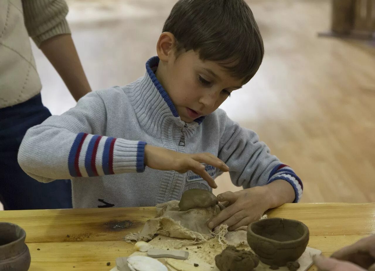 лепка из глины для детей. кружок глины для детей. лепка из глины для детей. гончарная мастерская для детей. занятия по керамике для детей.