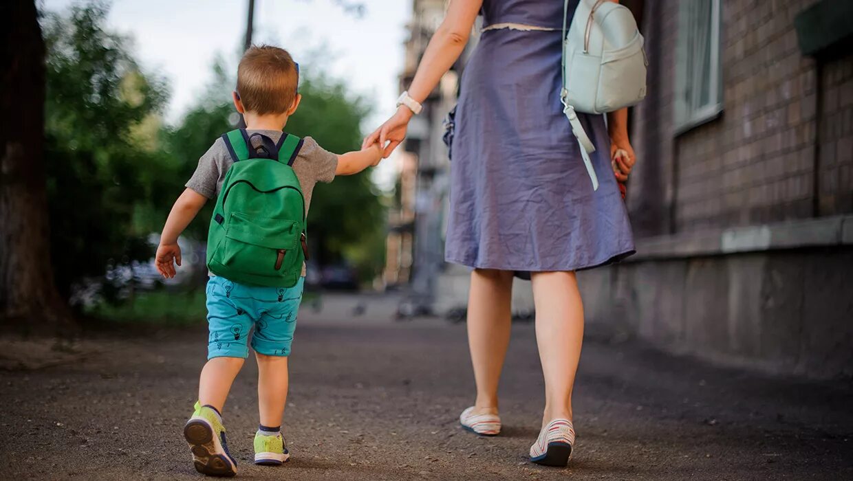 Сын не выходит на улицу. Отец и сын идут. Мальчик открывает дверь. Бесстыжие мама выйдет на улицу. Шейла из бесстыжих на улице.