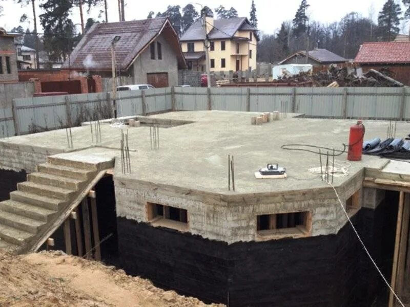 Цокольный этаж. Монолитный цокольный этаж. Цоколь этаж. Проект подвала в частном доме. Монолитный фундамент с цоколем.