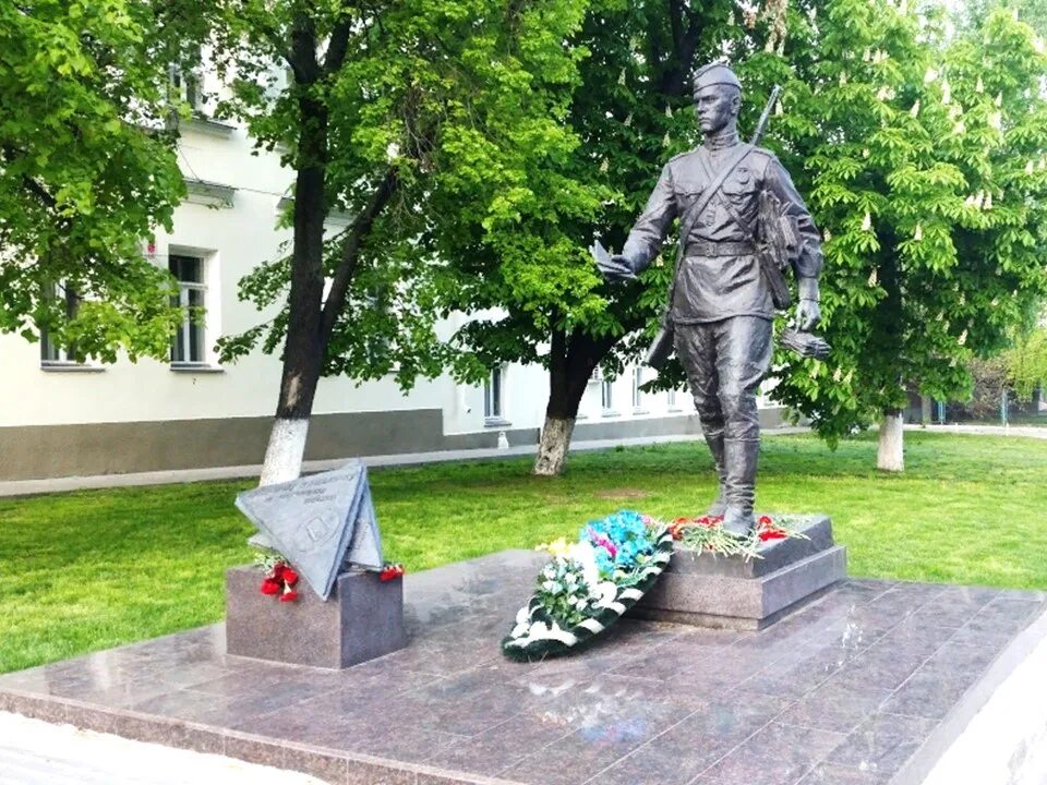 Памятник военному почтальону в Воронеже. Военные памятники Воронежа. Фронтовой почтальон Воронеж. Памятники Воронежа памятник почтальона.