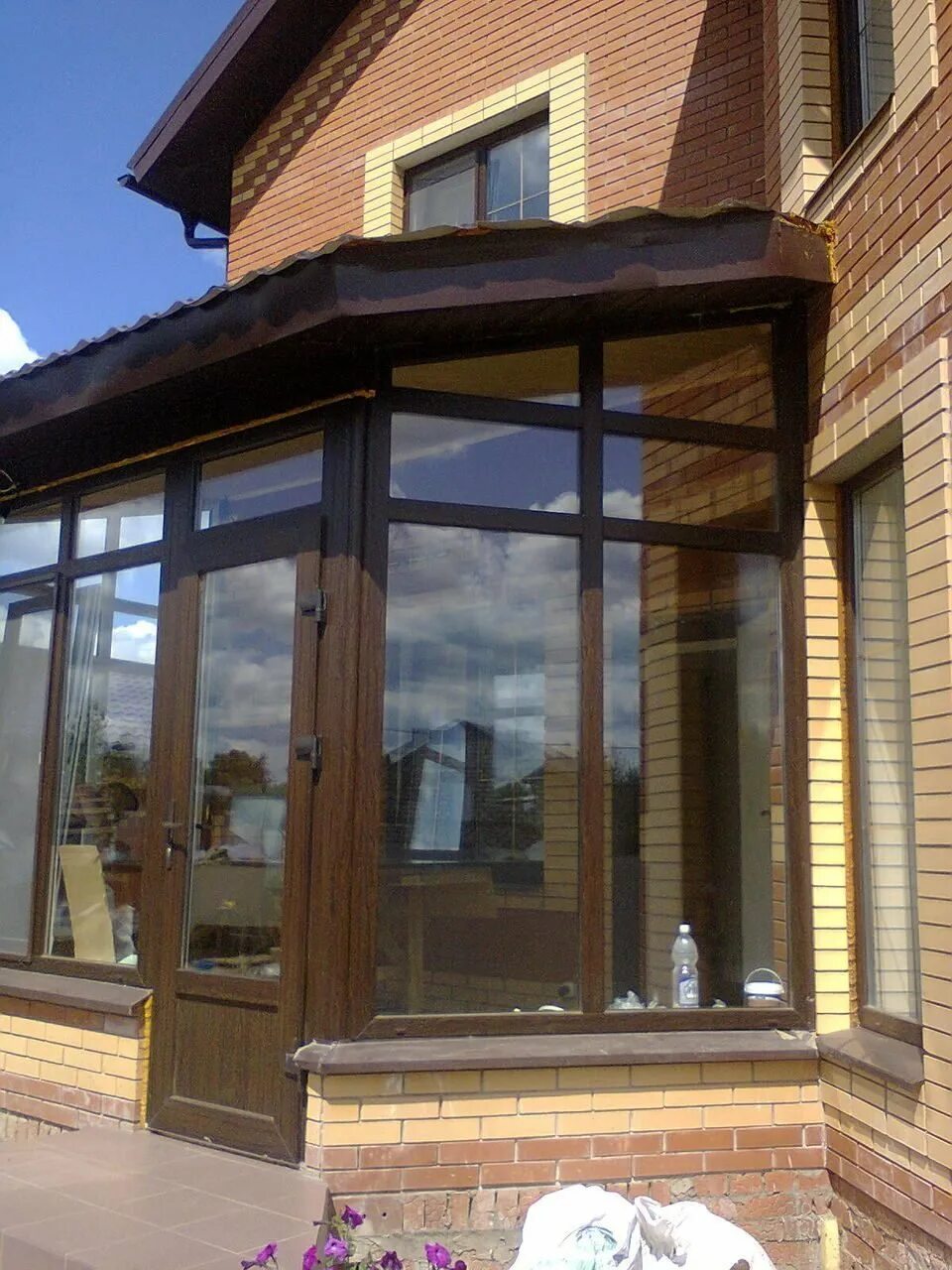 Остекление веранды. Остекление крыльца. Застеклить крыльцо дома. Остекление крыльца. Окна в частном доме.