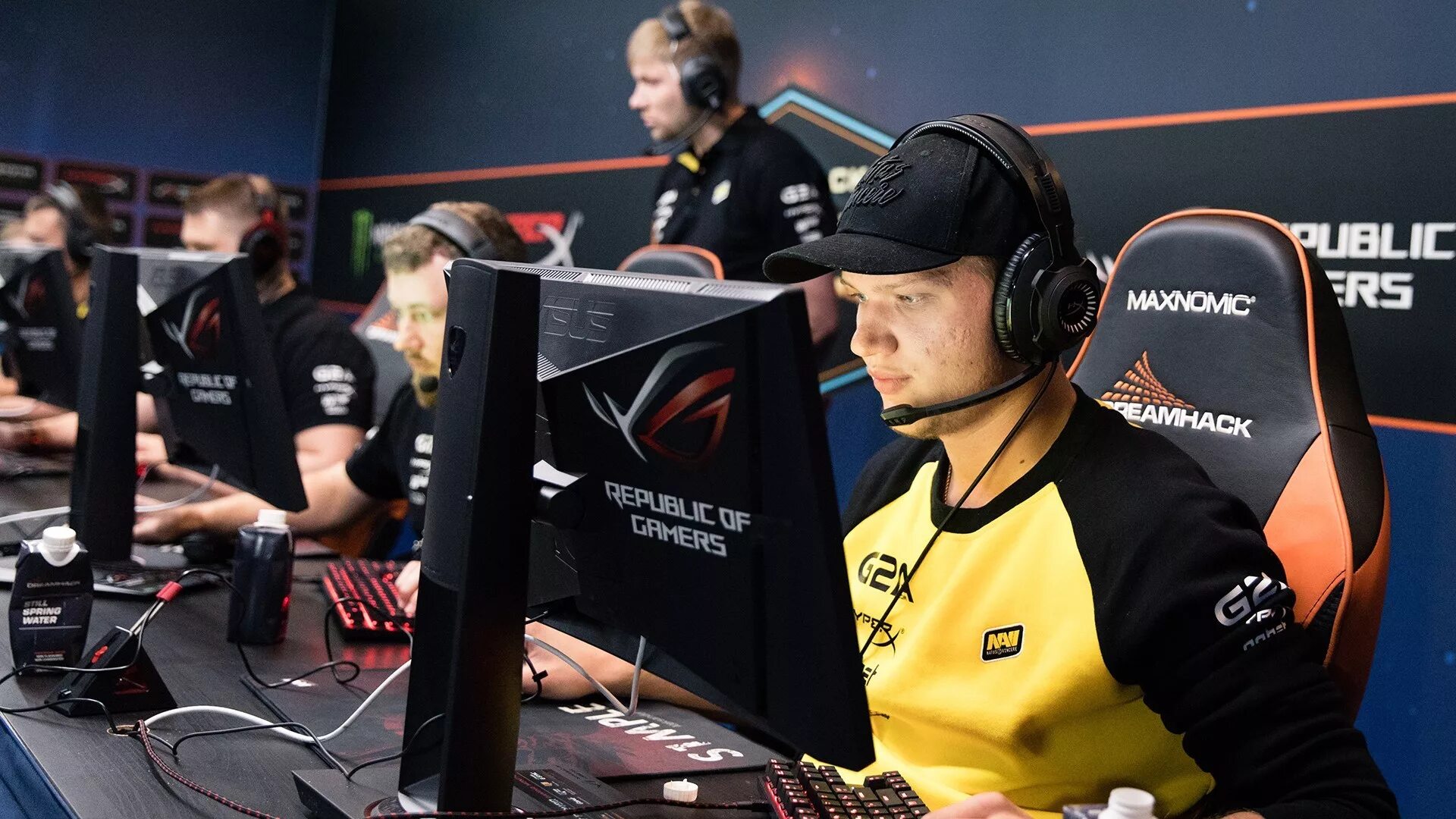 Игрок в го. Киберспортсмены navi симпл. симпл игрок кс го. s1mple csgo. кибертурнир cs go.