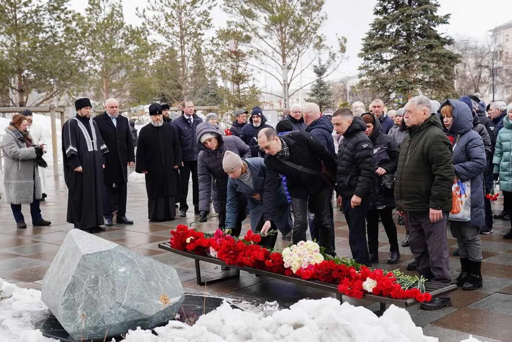 Когда случилась трагедия в зимней вишне. Зимняя вишня Кемерово 2018. Зимняя вишня Кемерово 2023. Возложение цветов. Возложение цветов к памятнику.