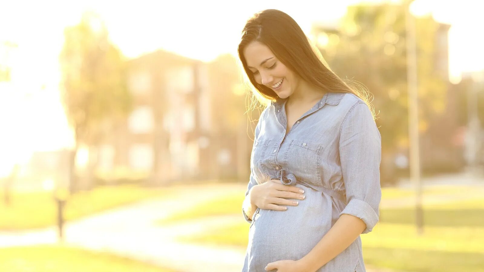 Вторая беременность девочкой. Беременные девушки. Прогулка на улице беременной. Прогулка на воздухе беременной.