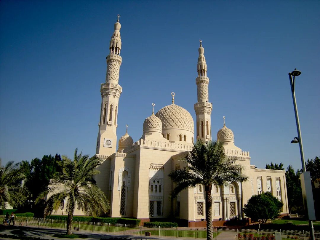 Арабские памятники. Мечеть Джумейра. Мечеть в Дубае. Дубай достопримечательности мечеть. Главная мечеть в Дубае.