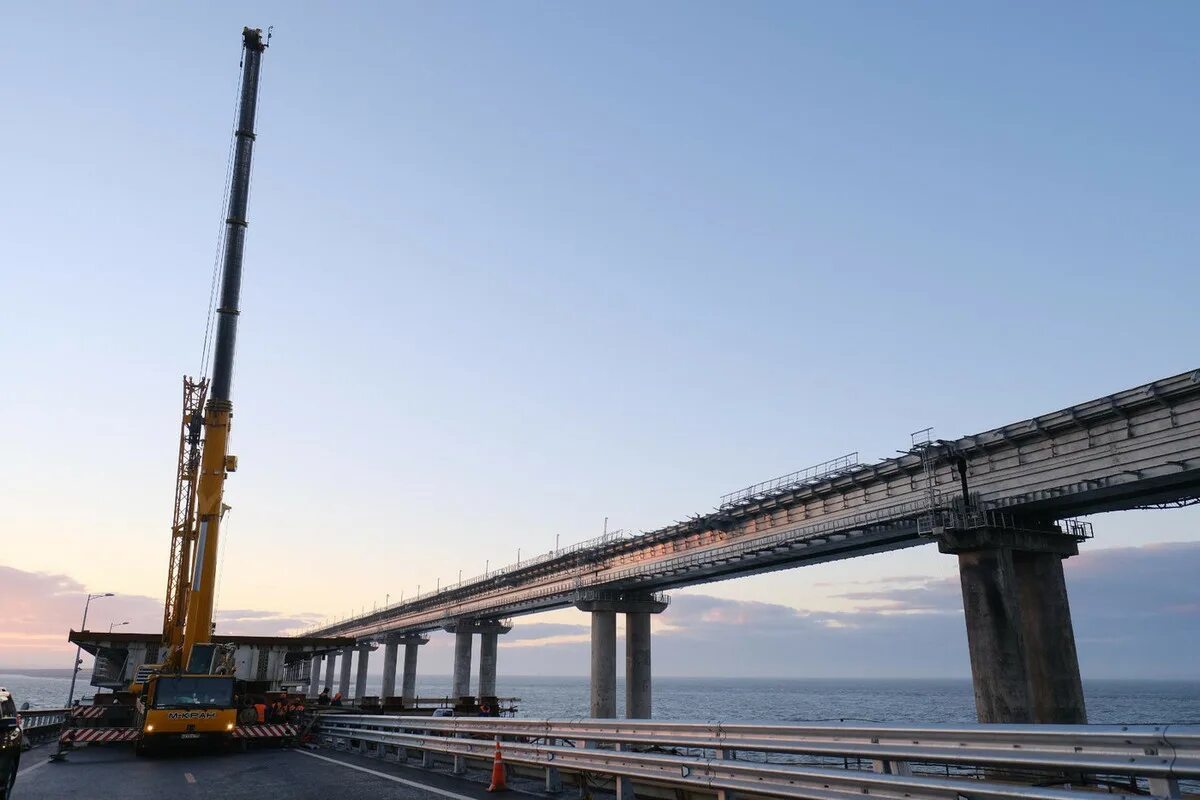 Крымский мост сейчас работает в настоящее время. Крымский мост 2025. надвижка крымского моста. крымский мост через керченский пролив. керченский железнодорожный мост.