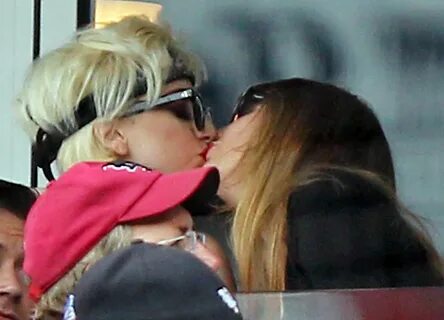 Lady gaga lesbian kiss
